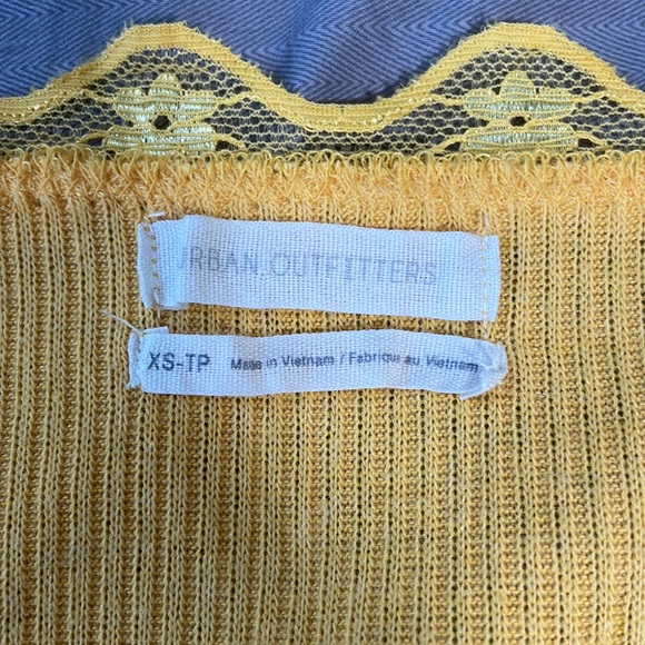 Urban Outfitters short sleeve yellow button down crop top with lace trim - Picture 6 of 7
